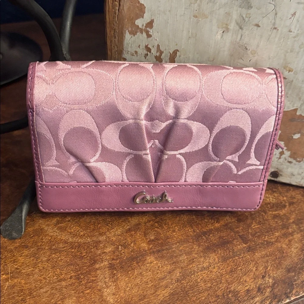 Coach SoHo Pleat Mauve Signature Wallet - Picture 1 of 10